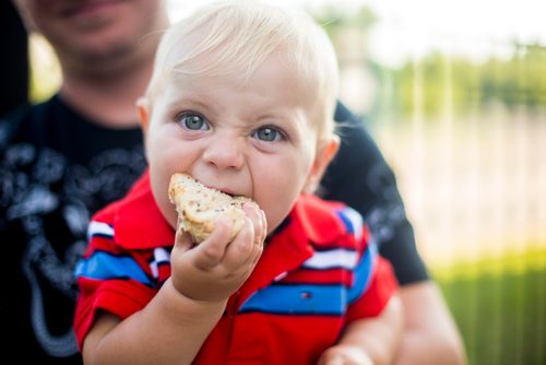 MIKAELA MACKENZIE / WINNIPEG FREE PRESS
Mark Umansky, one, eats bread at a Shabbat supper at the Rady Jewish Community Centre in Winnipeg on Friday, July 13, 2018. 24hourproject
Mikaela MacKenzie / Winnipeg Free Press 2018.