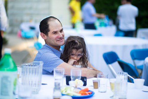 MIKAELA MACKENZIE / WINNIPEG FREE PRESS
Omri Makaber and his daughter, Abigail (four), hang out after a Shabbat supper at the Rady Jewish Community Centre in Winnipeg on Friday, July 13, 2018. 24hourproject
Mikaela MacKenzie / Winnipeg Free Press 2018.