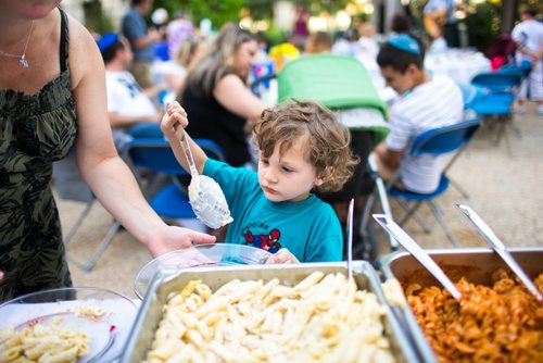 MIKAELA MACKENZIE / WINNIPEG FREE PRESS
Michelle Canto helps her son, Guil Burd (three), serve himself at a Shabbat supper at the Rady Jewish Community Centre in Winnipeg on Friday, July 13, 2018. 24hourproject
Mikaela MacKenzie / Winnipeg Free Press 2018.