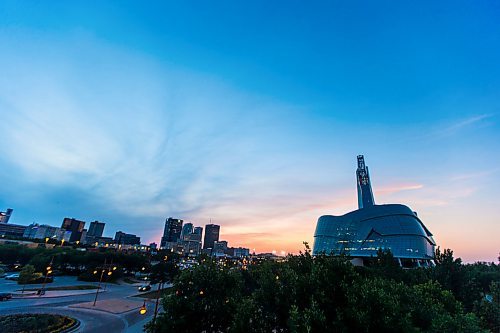 MIKAELA MACKENZIE / WINNIPEG FREE PRESS
The sun sets over the skyline in Winnipeg on Friday, July 13, 2018. 24hourproject
Mikaela MacKenzie / Winnipeg Free Press 2018.