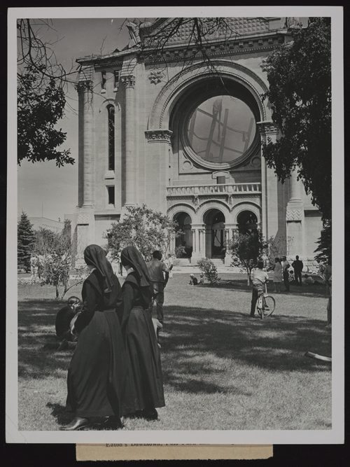 WINNIPEG FREE PRESS FILES
St. Boniface basilica fire. Citizens look at the gutted remains of the basilica. Image taken July 22, 1968.
