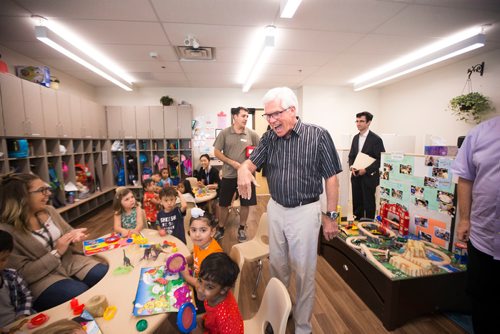 MIKAELA MACKENZIE / WINNIPEG FREE PRESS
Jim Carr, Member of Parliament for Winnipeg South Centre, waves to children at Harrow Co-op Childrens Centre in Winnipeg on Thursday, July 19, 2018. 
Mikaela MacKenzie / Winnipeg Free Press 2018.