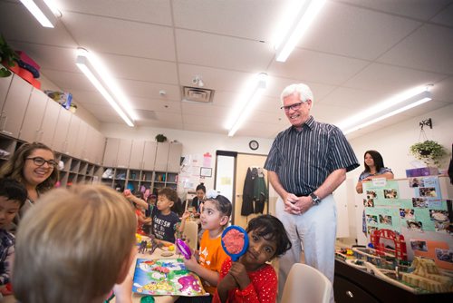 MIKAELA MACKENZIE / WINNIPEG FREE PRESS
Jim Carr, Member of Parliament for Winnipeg South Centre, says hello to children at Harrow Co-op Childrens Centre in Winnipeg on Thursday, July 19, 2018. 
Mikaela MacKenzie / Winnipeg Free Press 2018.