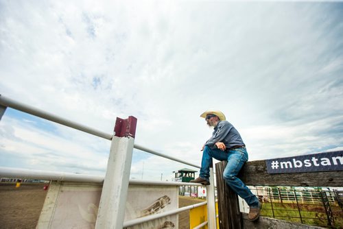 MIKAELA MACKENZIE / WINNIPEG FREE PRESS
Ward Macza waits for the next chuckwagon races to begin at the Manitoba Stampede in Morris on Thursday, July 19, 2018. 
Mikaela MacKenzie / Winnipeg Free Press 2018.