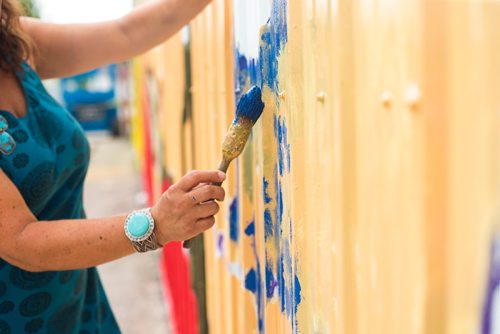 MIKAELA MACKENZIE / WINNIPEG FREE PRESS
Sarah Collard, lead artist, works on the Manitoba Stampede mural she is painting in Morris on Thursday, July 19, 2018. 
Mikaela MacKenzie / Winnipeg Free Press 2018.