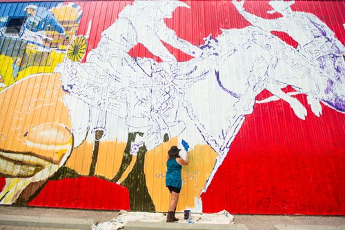 MIKAELA MACKENZIE / WINNIPEG FREE PRESS
Sarah Collard, lead artist, works on the Manitoba Stampede mural she is painting in Morris on Thursday, July 19, 2018. 
Mikaela MacKenzie / Winnipeg Free Press 2018.