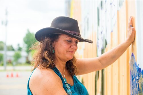 MIKAELA MACKENZIE / WINNIPEG FREE PRESS
Sarah Collard, lead artist, works on the Manitoba Stampede mural she is painting in Morris on Thursday, July 19, 2018. 
Mikaela MacKenzie / Winnipeg Free Press 2018.