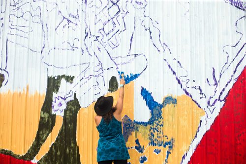 MIKAELA MACKENZIE / WINNIPEG FREE PRESS
Sarah Collard, lead artist, works on the Manitoba Stampede mural she is painting in Morris on Thursday, July 19, 2018. 
Mikaela MacKenzie / Winnipeg Free Press 2018.