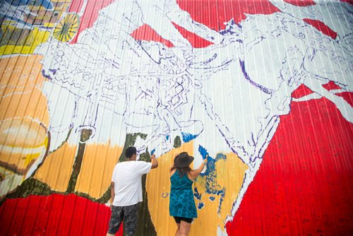 MIKAELA MACKENZIE / WINNIPEG FREE PRESS
Sarah Collard, lead artist, and Mason McIvor, youth artist, work on the Manitoba Stampede mural they are painting in Morris on Thursday, July 19, 2018. 
Mikaela MacKenzie / Winnipeg Free Press 2018.