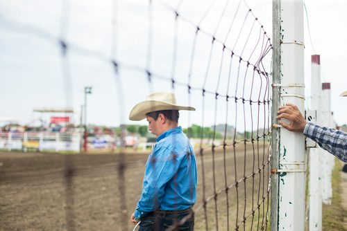 MIKAELA MACKENZIE / WINNIPEG FREE PRESS
Luke Neufeld, 13, draws the finish line out at the Manitoba Stampede in Morris on Thursday, July 19, 2018. 
Mikaela MacKenzie / Winnipeg Free Press 2018.