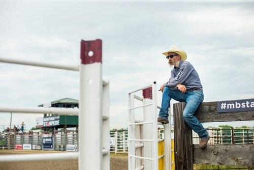 MIKAELA MACKENZIE / WINNIPEG FREE PRESS
Ward Macza waits for the next chuckwagon races to begin at the Manitoba Stampede in Morris on Thursday, July 19, 2018. 
Mikaela MacKenzie / Winnipeg Free Press 2018.