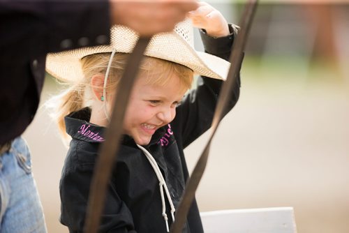 MIKAELA MACKENZIE / WINNIPEG FREE PRESS
Brynn Lee, five, jumps on the big chariot with Stu Stanbra at the Manitoba Stampede in Morris on Thursday, July 19, 2018. 
Mikaela MacKenzie / Winnipeg Free Press 2018.