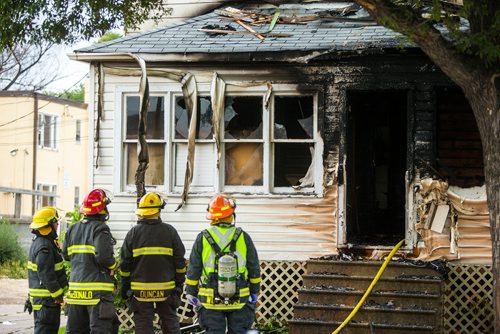MIKAELA MACKENZIE / WINNIPEG FREE PRESS
Firefighters assess the house before putting out lingering hot spots at a house fire at Arlington and Ellice in Winnipeg on Friday, July 20, 2018. 
Mikaela MacKenzie / Winnipeg Free Press 2018.