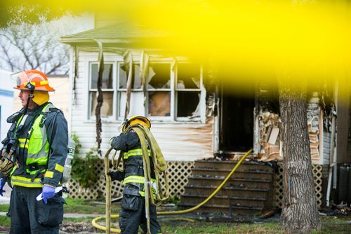 MIKAELA MACKENZIE / WINNIPEG FREE PRESS
Firefighters clean up at a house fire at Arlington and Ellice in Winnipeg on Friday, July 20, 2018. 
Mikaela MacKenzie / Winnipeg Free Press 2018.