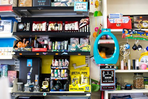 MIKAELA MACKENZIE / WINNIPEG FREE PRESS
Cannabis accessories are sold at a convenience store in Winnipeg on Friday, July 20, 2018. 
Winnipeg Free Press 2018.