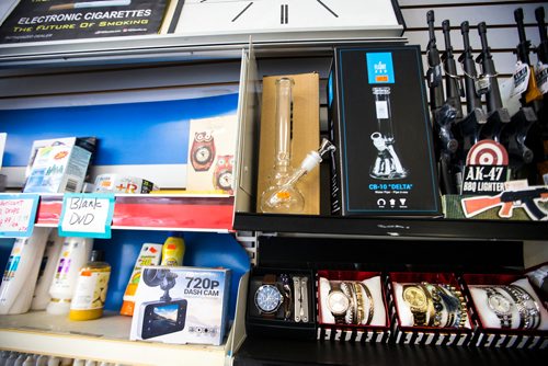 MIKAELA MACKENZIE / WINNIPEG FREE PRESS
Cannabis accessories are sold at a convenience store in Winnipeg on Friday, July 20, 2018. 
Winnipeg Free Press 2018.