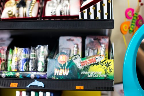 MIKAELA MACKENZIE / WINNIPEG FREE PRESS
Cannabis accessories are sold at a convenience store in Winnipeg on Friday, July 20, 2018. 
Winnipeg Free Press 2018.