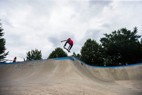 MIKAELA MACKENZIE / WINNIPEG FREE PRESS
Erik Penton, skate park supervisor, does a trick at the skate bowl at the Forks in Winnipeg on Friday, July 20, 2018. 
Winnipeg Free Press 2018.