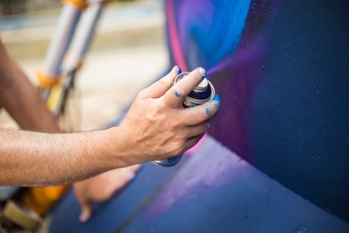 MIKAELA MACKENZIE / WINNIPEG FREE PRESS
London-based artist Mr Cenz works on a mural on the outside of the skate bowl at the Forks in Winnipeg on Friday, July 20, 2018. 
Winnipeg Free Press 2018.