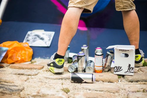 MIKAELA MACKENZIE / WINNIPEG FREE PRESS
London-based artist Mr Cenz works on a mural on the outside of the skate bowl at the Forks in Winnipeg on Friday, July 20, 2018. 
Winnipeg Free Press 2018.