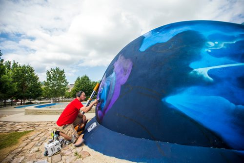 MIKAELA MACKENZIE / WINNIPEG FREE PRESS
London-based artist Mr Cenz works on a mural on the outside of the skate bowl at the Forks in Winnipeg on Friday, July 20, 2018. 
Winnipeg Free Press 2018.