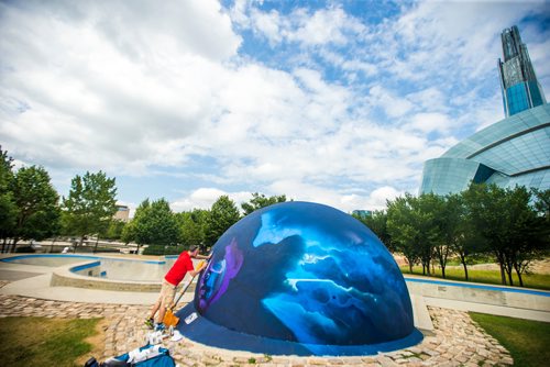 MIKAELA MACKENZIE / WINNIPEG FREE PRESS
London-based artist Mr Cenz works on a mural on the outside of the skate bowl at the Forks in Winnipeg on Friday, July 20, 2018. 
Winnipeg Free Press 2018.