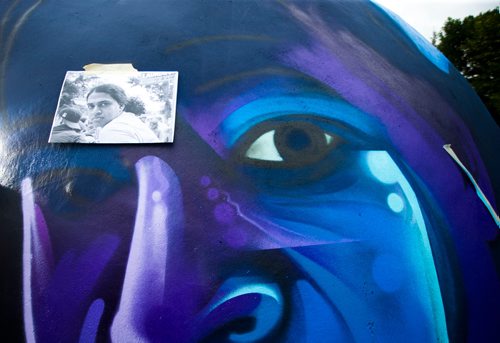 MIKAELA MACKENZIE / WINNIPEG FREE PRESS
London-based artist Mr Cenz works on a mural on the outside of the skate bowl at the Forks in Winnipeg on Friday, July 20, 2018. 
Winnipeg Free Press 2018.