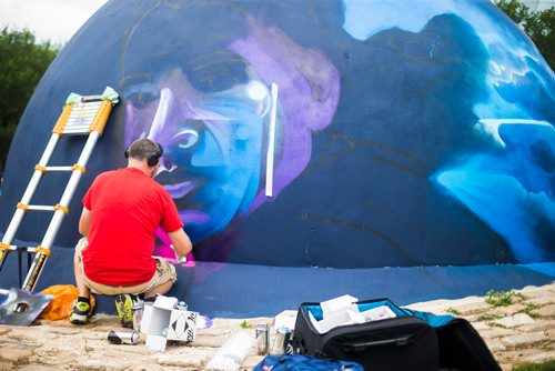 MIKAELA MACKENZIE / WINNIPEG FREE PRESS
London-based artist Mr Cenz works on a mural on the outside of the skate bowl at the Forks in Winnipeg on Friday, July 20, 2018. 
Winnipeg Free Press 2018.