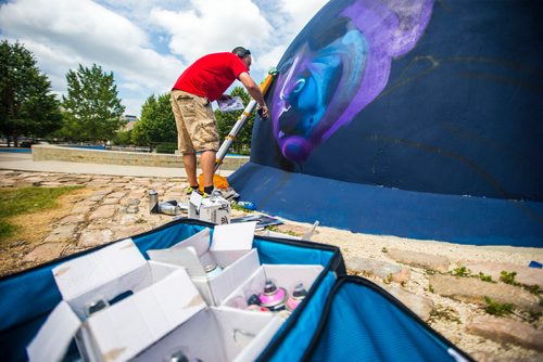 MIKAELA MACKENZIE / WINNIPEG FREE PRESS
London-based artist Mr Cenz works on a mural on the outside of the skate bowl at the Forks in Winnipeg on Friday, July 20, 2018. 
Winnipeg Free Press 2018.