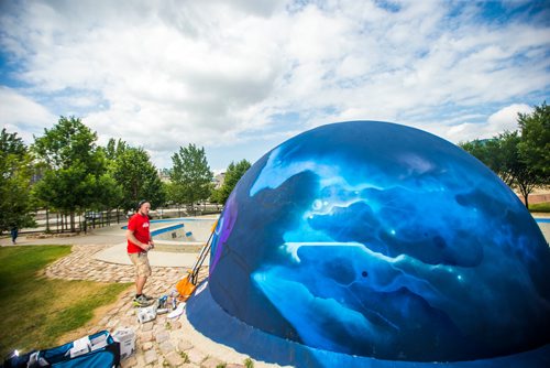 MIKAELA MACKENZIE / WINNIPEG FREE PRESS
London-based artist Mr Cenz works on a mural on the outside of the skate bowl at the Forks in Winnipeg on Friday, July 20, 2018. 
Winnipeg Free Press 2018.