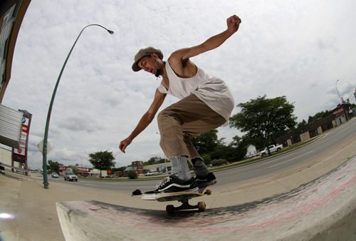 TREVOR HAGAN / WINNIPEG FREE PRESS
Ian Boila, 31, skateboarding along Pembina Highway, Sunday, July 22, 2018.