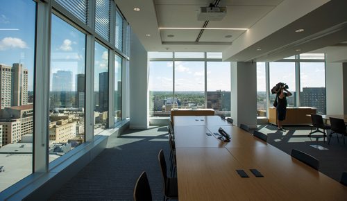 MIKE DEAL / WINNIPEG FREE PRESS
A large conference room with views of downtown Winnipeg in the 17th floor offices of Thompson Dorfman Sweatman (TDS) at True North Square Monday morning.
180723 - Monday, July 23, 2018.