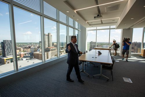 MIKE DEAL / WINNIPEG FREE PRESS
Jeff Hirsch from TDS talks about the amazing fine art that decorates the walls of the 17th floor offices of Thompson Dorfman Sweatman (TDS) at True North Square Monday morning.
180723 - Monday, July 23, 2018.