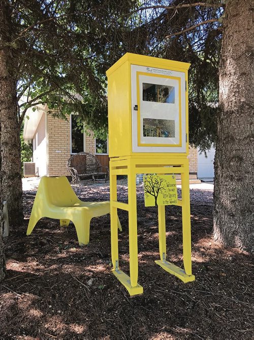 Canstar Community News Arvid and Ruth Loewen set up their Little Free Library at 270 Red Oak Dr. a year ago. (SHELDON BIRNIE/CANSTAR/THE HERALD)