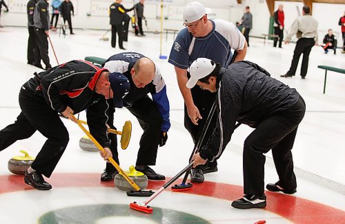 BORIS MINKEVICH / WINNIPEG FREE PRESS 090129 A deaf team uses body, sign, snd stick language.