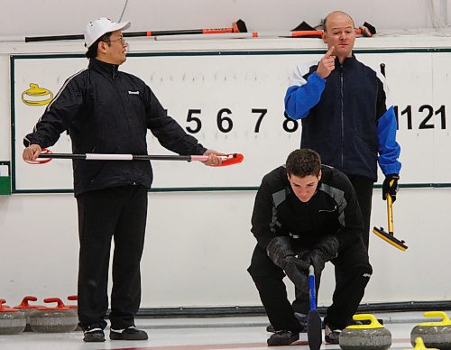 BORIS MINKEVICH / WINNIPEG FREE PRESS 090129 Deaf curlers Damian Hum and Michael Ruby talk with their hands behind their opponents.