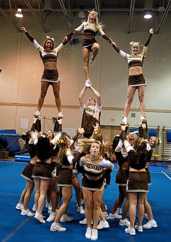 BORIS MINKEVICH / WINNIPEG FREE PRESS 090129 U of M Bison cheerleaders.