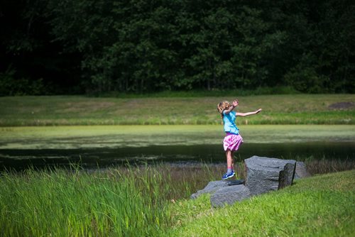 MIKAELA MACKENZIE / WINNIPEG FREE PRESS
Alexis Lanoie, 11, plays by the pond in King's Park in Winnipeg on Tuesday, July 24, 2018. 
Winnipeg Free Press 2018.