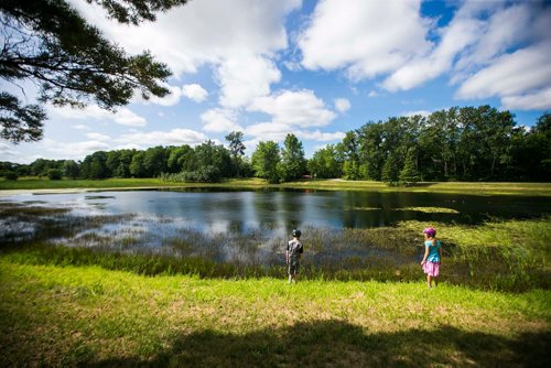 MIKAELA MACKENZIE / WINNIPEG FREE PRESS
Hunter (left) and Alexis Lanoie watch the ducks in the pond in King's Park in Winnipeg on Tuesday, July 24, 2018. 
Winnipeg Free Press 2018.