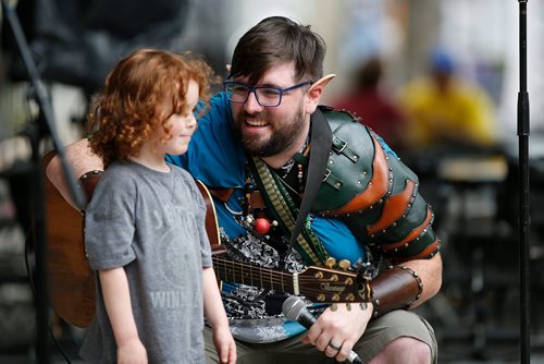 JOHN WOODS / WINNIPEG FREE PRESS
Adam Kirk performs with his 3 year old son Cerulean at the Fringe in Winnipeg Tuesday, July 24, 2018.