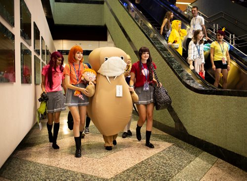 ANDREW RYAN / WINNIPEG FREE PRESS Sisters Amilia, orange hair, and Madeline Carlson, lead friend Angel Holey, centre, through the lobby at Ai-Kon at the RBC Convention Centre on July 28, 2018.