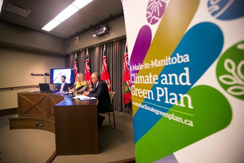 MIKAELA MACKENZIE / WINNIPEG FREE PRESS
Sustainable Development Minister Rochelle Squires announces the release of a discussion paper on the made-in-Manitoba output-based pricing system for emission-intensive industries at the Manitoba Legislative Building in Winnipeg on Monday, July 30, 2018. 
Winnipeg Free Press 2018.