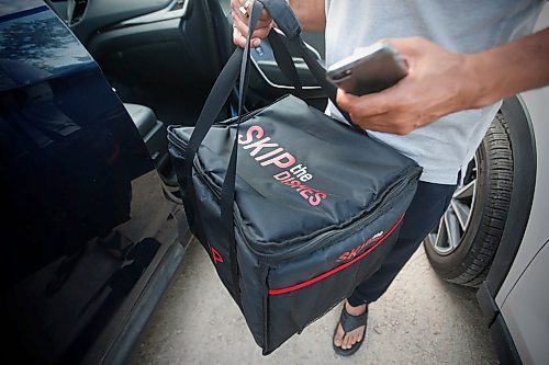 JOHN WOODS / WINNIPEG FREE PRESS
A driver from Skip The Dishes, the food delivery service, picks up some food at local Winnipeg restaurant Monday, July 30, 2018. The service provider is having labour issues.