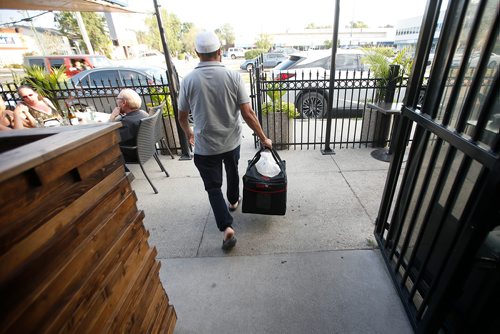 JOHN WOODS / WINNIPEG FREE PRESS
A driver from Skip The Dishes, the food delivery service, picks up some food at local Winnipeg restaurant Monday, July 30, 2018. The service provider is having labour issues.