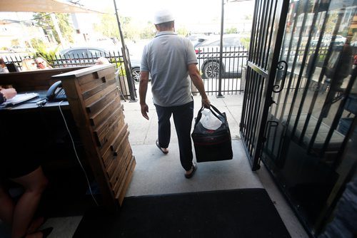 JOHN WOODS / WINNIPEG FREE PRESS
A driver from Skip The Dishes, the food delivery service, picks up some food at local Winnipeg restaurant Monday, July 30, 2018. The service provider is having labour issues.