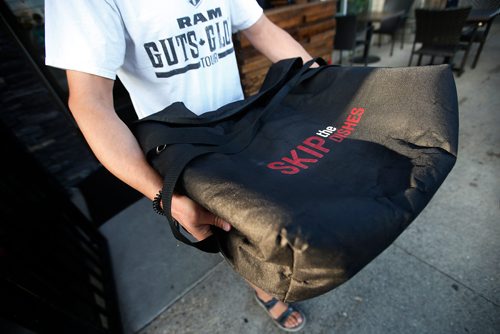 JOHN WOODS / WINNIPEG FREE PRESS
A driver from Skip The Dishes, the food delivery service, picks up some food at local Winnipeg restaurant Monday, July 30, 2018. The service provider is having labour issues.