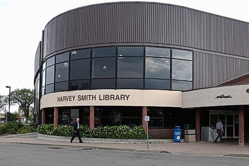 MIKE DEAL / WINNIPEG FREE PRESS
The name of the West End Library was officially changed to the Harvey Smith Library during a ceremony at the Cindy Klassen Recreational Complex Tuesday morning.
180731 - Tuesday, July 31, 2018.