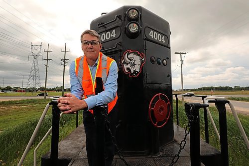 RUTH BONNEVILLE / WINNIPEG FREE PRESS


Photos of CANDO Rail Services VP, Lee Jebb, next to one of companies trains stopped at Sperring Avenue and Mulder road  after funding announcement by MP, MaryAnn Mihychuk (Kildonan  St. Paul), about the short line railroad, Central Manitoba Railway on Tuesday.  

See Bill Redekop, Business.

July  31,  2018 

