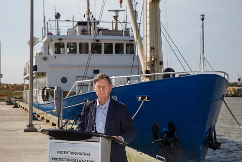 MIKE DEAL / WINNIPEG FREE PRESS
Terry Duguid MP for Winnipeg South, introduces Catherine McKenna, Federal Minister of Environment and Climate Change during an announcement for new funding for projects that improve water quality in the Lake Winnipeg Basin just before getting on the Namao run by the Lake Winnipeg Research Consortium in the Gimli Harbour for a short trip to Selkirk.
180802 - Thursday, August 02, 2018.