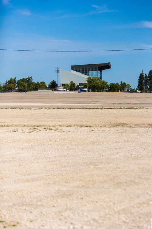 MIKAELA MACKENZIE / WINNIPEG FREE PRESS
A large empty parking lot, where development was planned, at the Assiniboia Downs in Winnipeg on Thursday, Aug. 2, 2018. 
Winnipeg Free Press 2018.